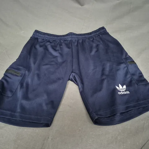 ADIDAS ORIGINAL SHORTS SIZE L