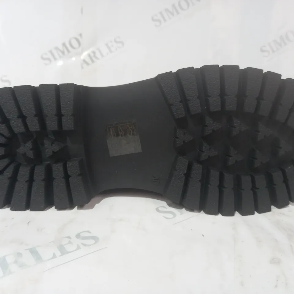 BOXED PAIR OF BELLISSIMO ANKLE BOOTS IN BLACK/RED EU SIZE 40