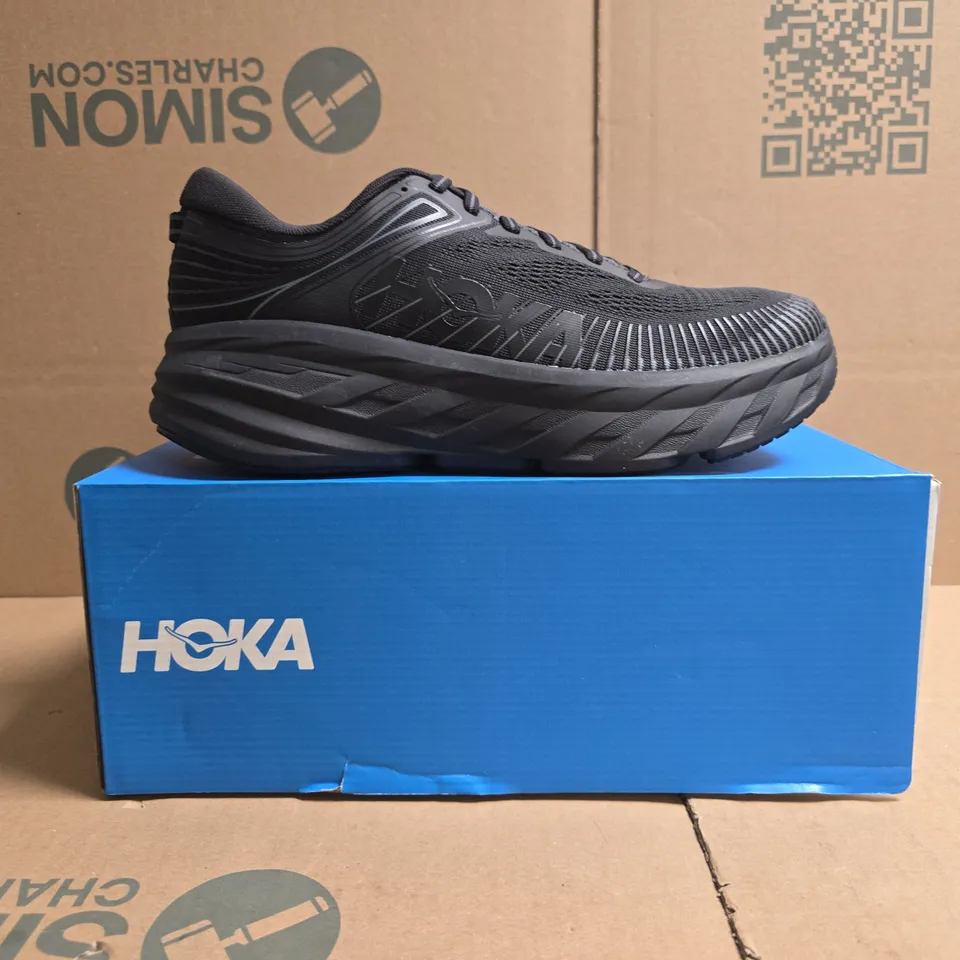 BOXED PAIR OF HOKA BONDI 7 TRAINERS IN BLACK SIZE UK 8