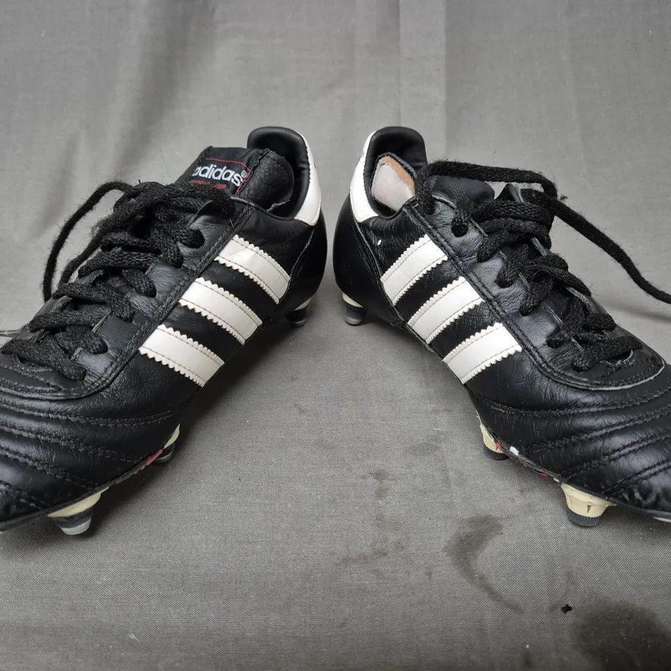 BOXED PAIR OF ADIDAS WORLD CUP FOOTBALL BOOTS IN BLACK/WHITE UK SIZE 4