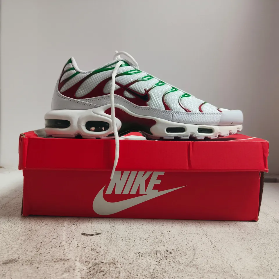 BOXED PAIR OF NIKE AIR MAX PLUS TRAINERS IN WHITE/RED/GREEN SIZE UK 11.5