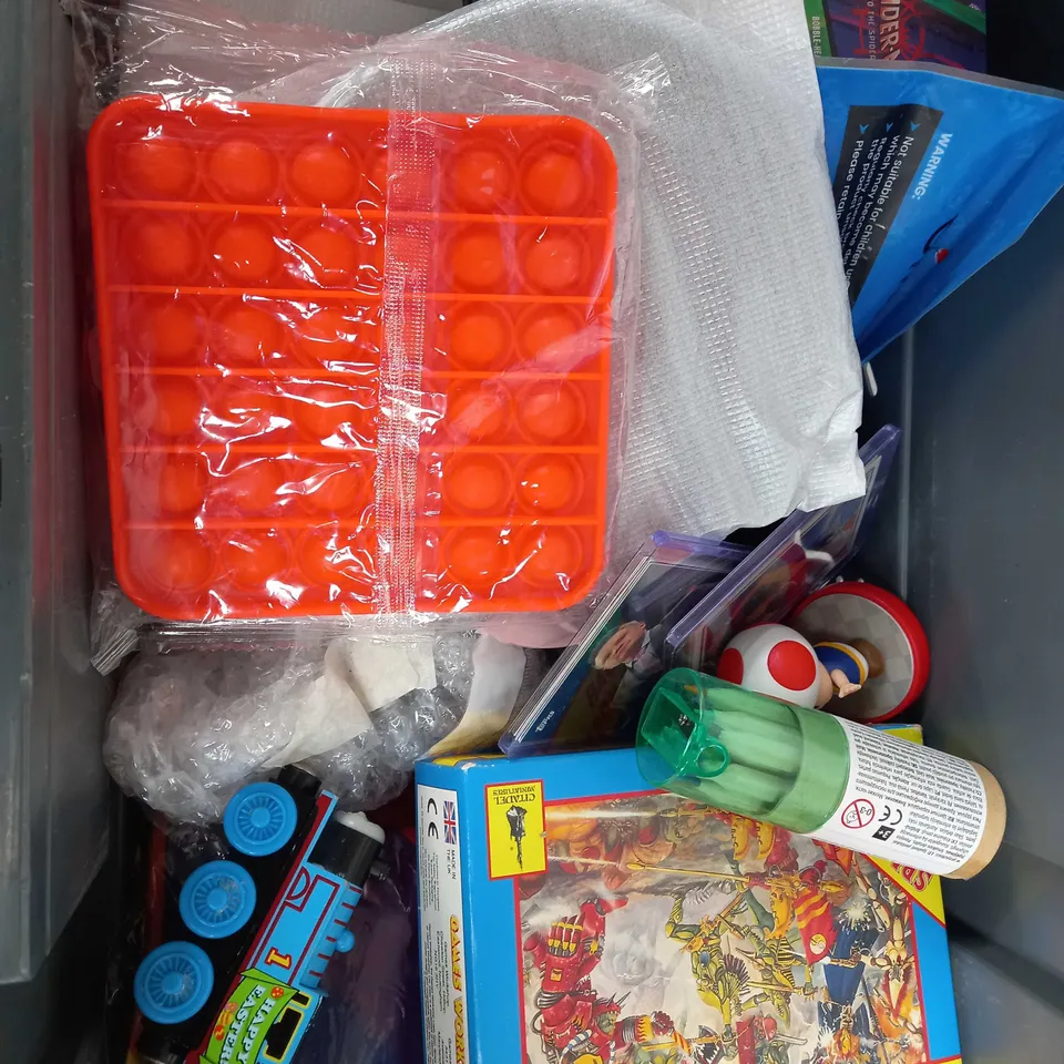 BOX OF APPROX 20 ASSORTED TOYS TO INCLUDE - SUPER MARIO MINI TOAD - THOMAS THE TANK ENGINE EASTER - 12 COLOURED PENCILS ECT