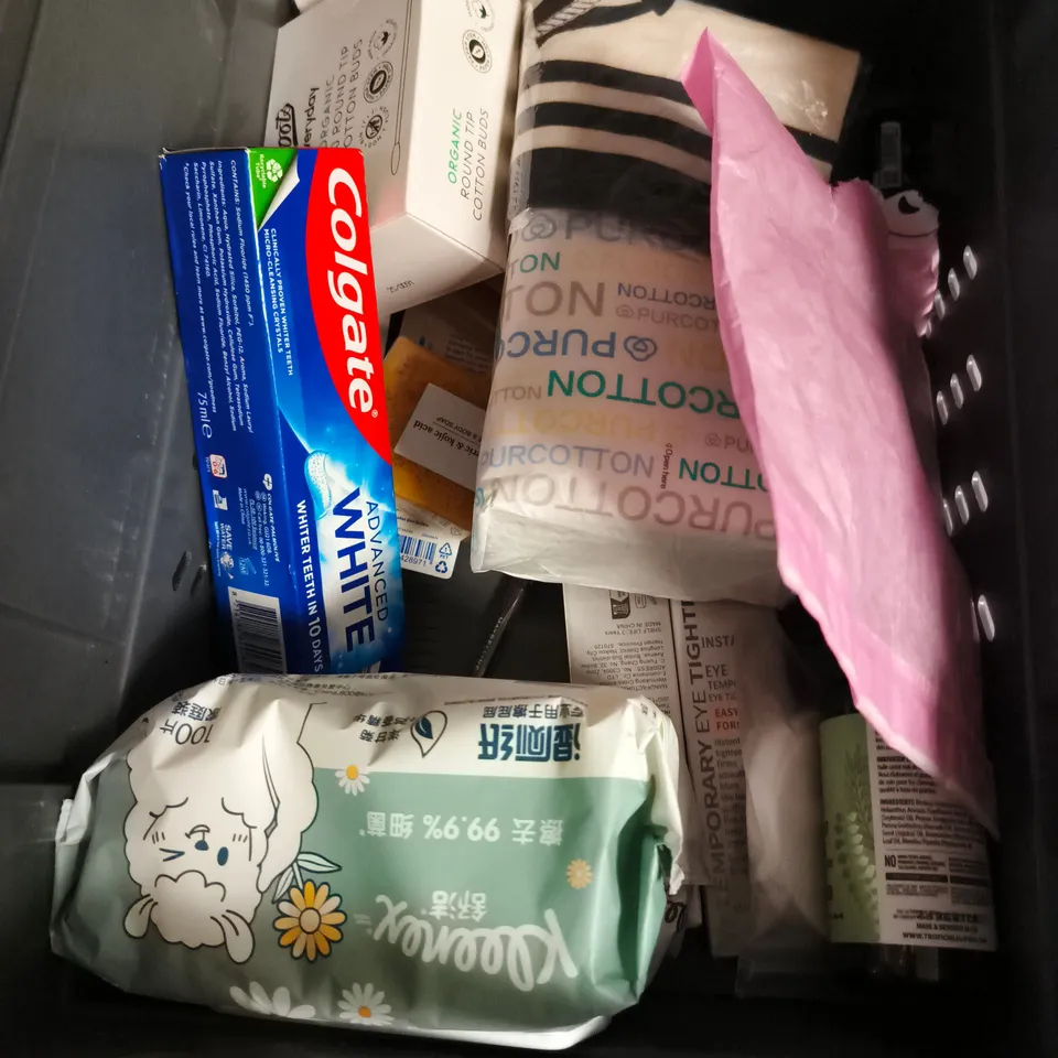 APPROXIMATEY 20 ASSORTED HEALTH AND BEAUTY PRODUCTS TO INCLUDE - BERRY SMOOTH SOAP - OLE HENRIKSON PEPTIDE LIP TREATMENT - THE ROSEMARY COMPANY DEEP CONDITIONER - ETC
