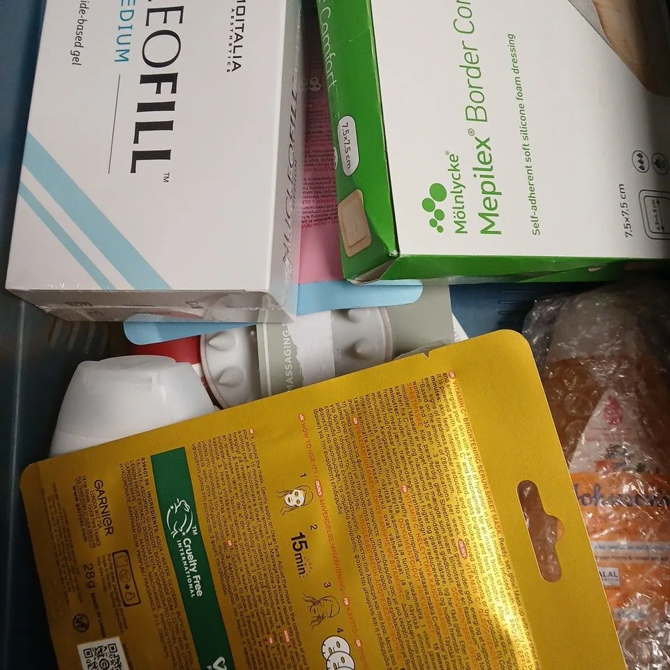 APPROXIMATELY 15 ASSORTED HEALTH & BEAUTY PRODUCTS TO INCLUDE SOAP INFUSED SPONGE, EYE MASK, BODY MASSAGER ETC 