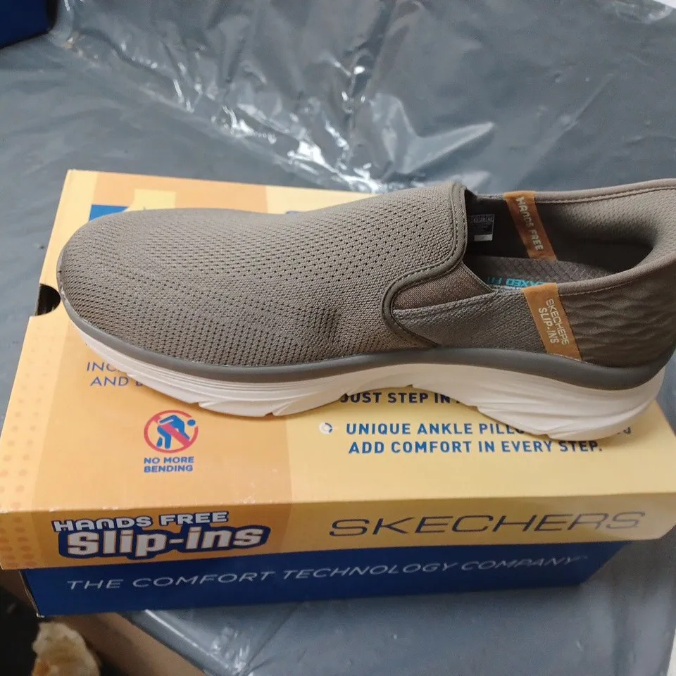 BOXED PAIR OF SKECHERS D'LUX WALKER SLIP-INS - LIGHT BROWN - SIZE 9 UK