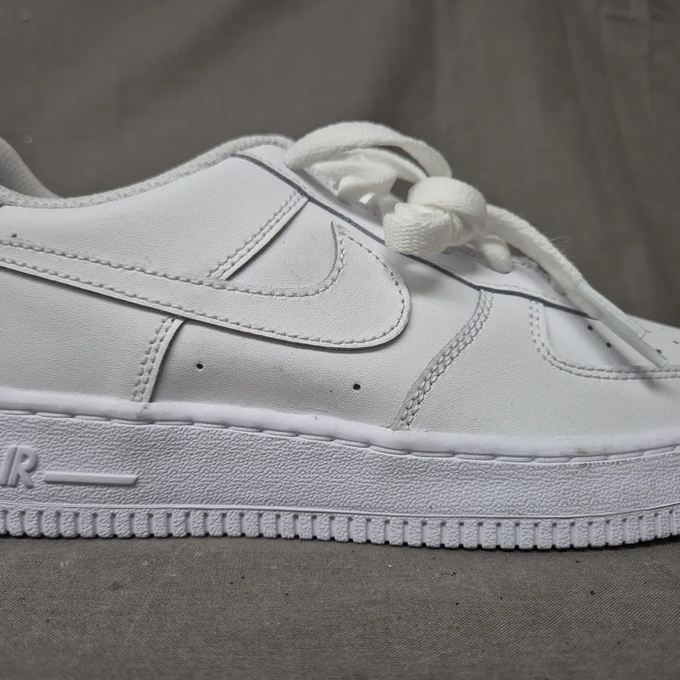 PAIR OF NIKE AIR FORCE 1 SHOES IN WHITE UK SIZE 5