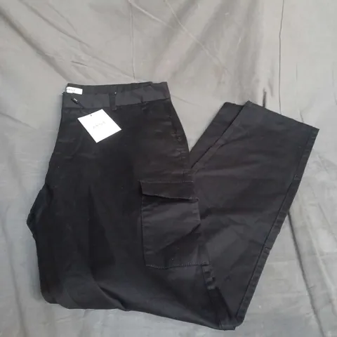 ARNE TALORED COTTON CARGO PANT IN BLACK SIZE L