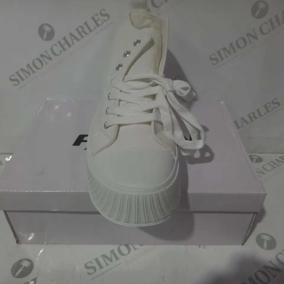 BOXED PAIR OF FASHION PLATFORM CANVAS SHOES IN OFF-WHITE EU SIZE 40