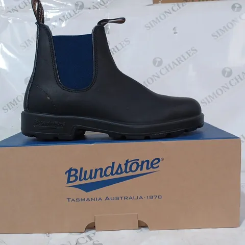 BOXED PAIR OF BLUNDSTONE COLOURED ELASTIC SIDED BOOTS IN BLACK/BLUE UK SIZE 7