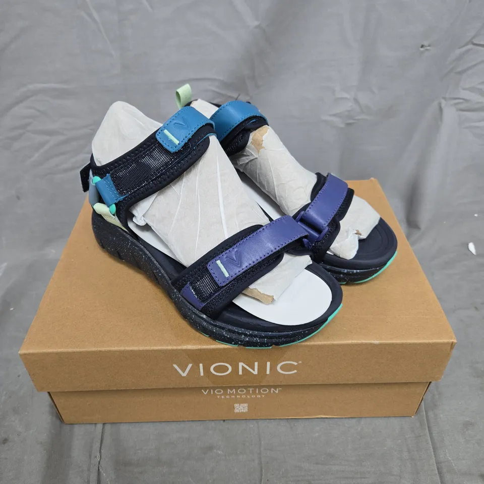 BOXED PAIR OF VIONIC WALK MAX WANDERER SANDALS - 3