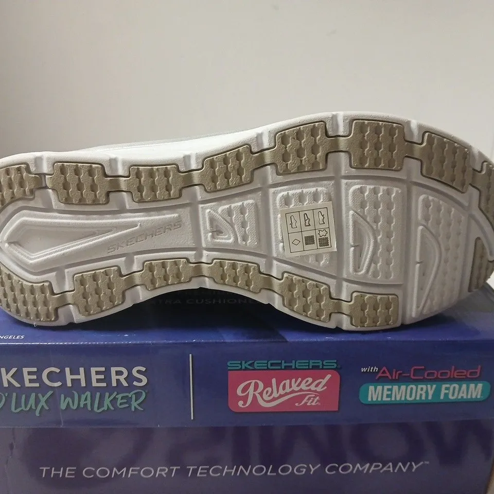 BOXED PAIR OF SKECHERS D'LUX WALKER WOMEN'S TRAINERS - UK 8