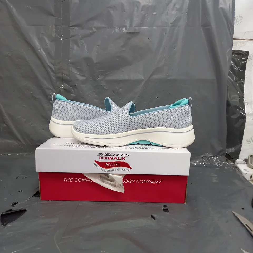 BOXED SKETCHERS GO WALK ARCH FIT WOMENS SIZE 10