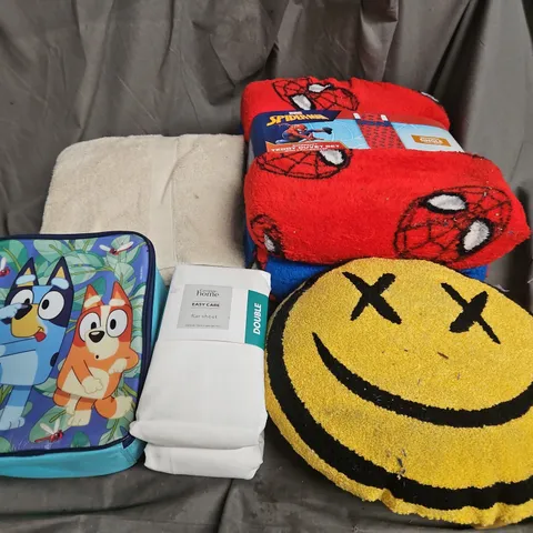 BOX OF APPROXIMATELY 10 ASSORTED BEDDING & SOFT FABRICS ITEMS TO INCLUDE - BLUEY LUNCHBOX - SPIDERMAN TEDDY SINGLE DUVET - SHEETS - ETC