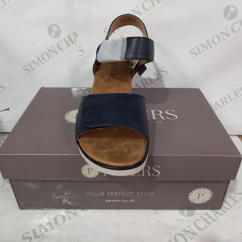 BOXED PAIR OF PAVERS OPEN TOE WEDGE SANDALS IN NAVY EU SIZE 39
