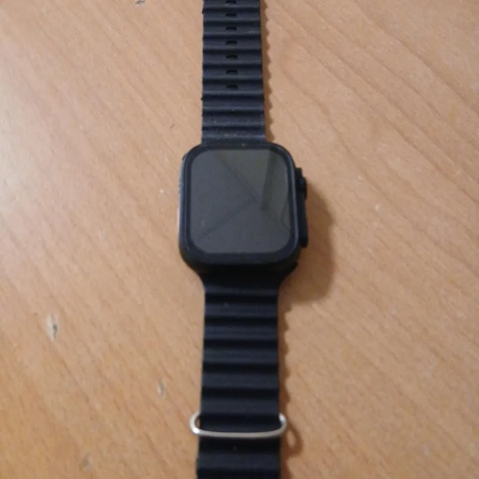 BLACK SQUARE-FACED SMARTWATCH WITH SILICONE STRAP