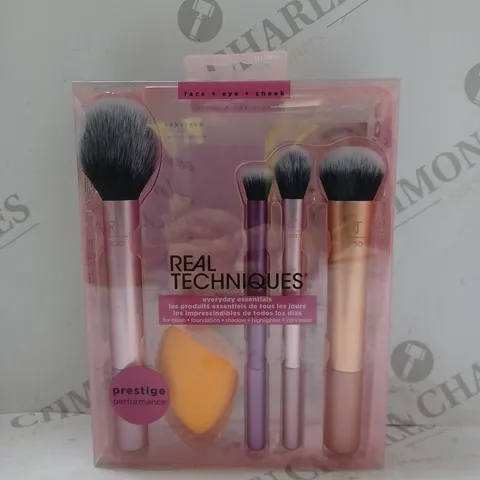 REAL TECHNIQUES EVERYDAY ESSENTIALS SET