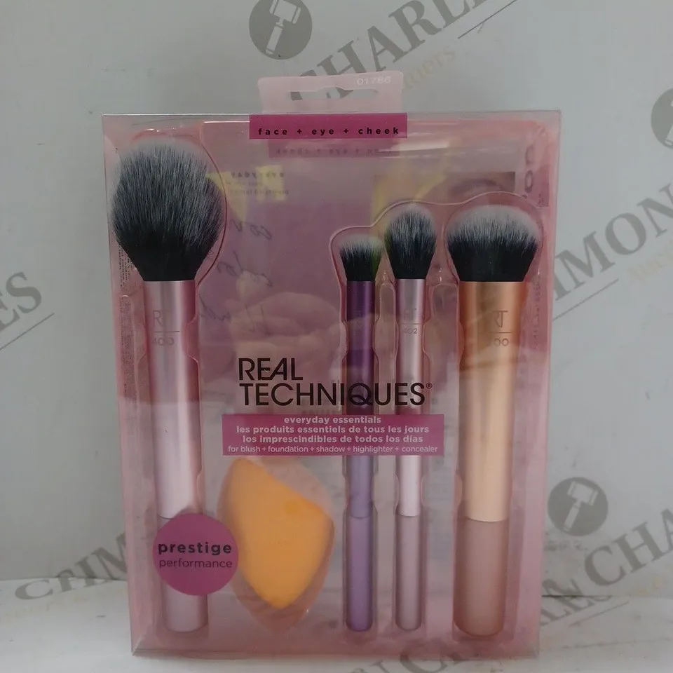 REAL TECHNIQUES EVERYDAY ESSENTIALS SET
