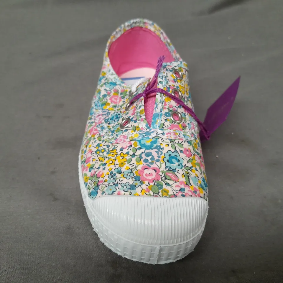 BOXED PAIR OF HAMPTON CANVAS KIDS SHOES IN MULTICOLOUR EU SIZE 30