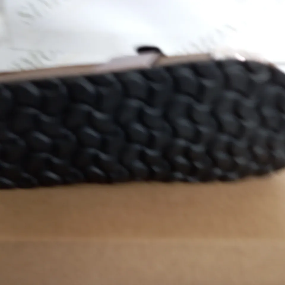 BONOVA SANDLES IN BROWN SIZE 6.5 