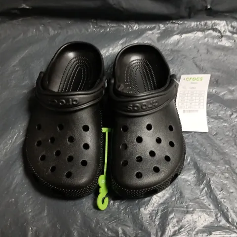CROCS CLASSIC IN BLACK - UK M3/W3