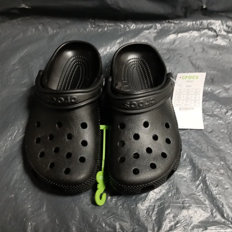 CROCS CLASSIC IN BLACK - UK M3/W3