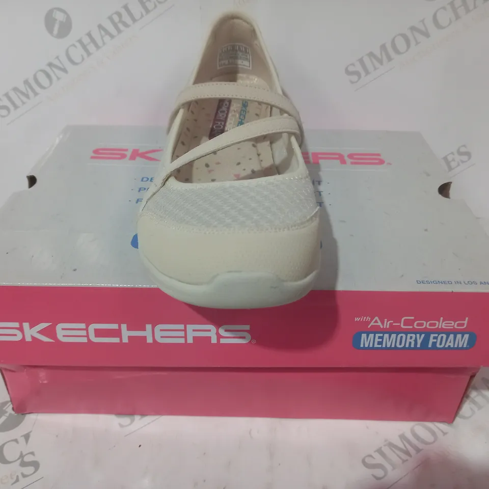 BOXED PAIR OF SKECHERS WOMEN'S SHOES IN BEIGE SIZE 6
