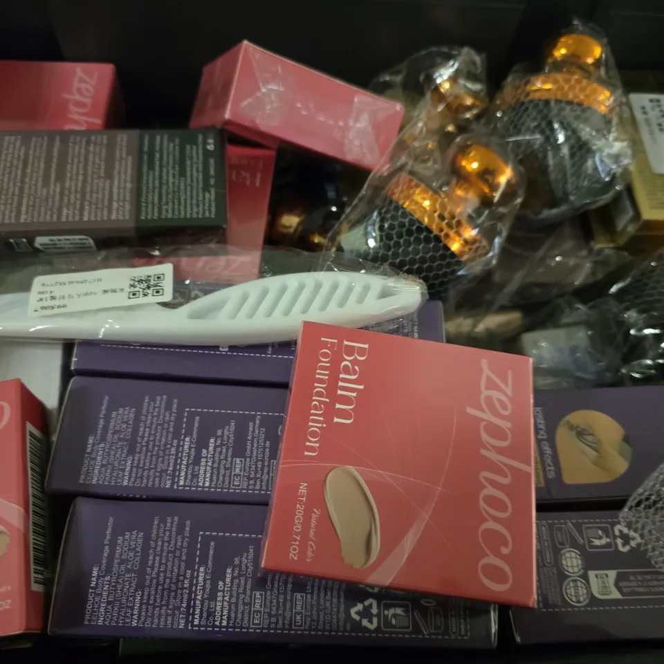APPROXIMATELY 15 ASSORTED HEALTH & BEAUTY ITEMS TO INCLUDE - TANNING BRUSH , ZEPJECO BALM ETC