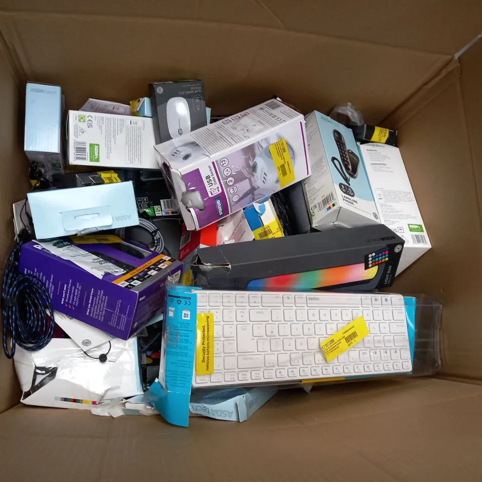 BOX OF APPROX 30 ASSORTED ELECTRICAL ITEMS TOO INCLUDE EARPHONES, RADIO AND AERIALS