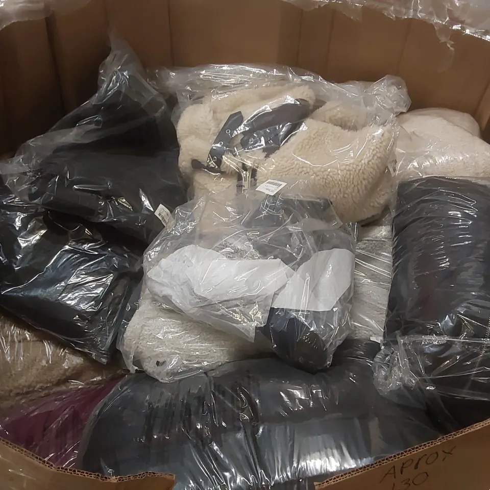 PALLET CONTAINING APPROXIMATELY 100x BRAND NEW ASSORTED DESIGNER CLOTHING ITEMS INCLUDING: JD WILLIAMS JACKETS, SIMPLY BE JACKETS ECT