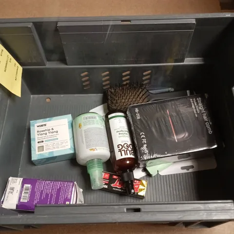 BOX OF APPROXIAMTELY 10 ASSORTED BEAUTY PRODUCTS INCLUDING A STRAIGHT HSIR COMB, BULL DOG SALT SPRAY AND ISDIN SOFT SCENTED WATER