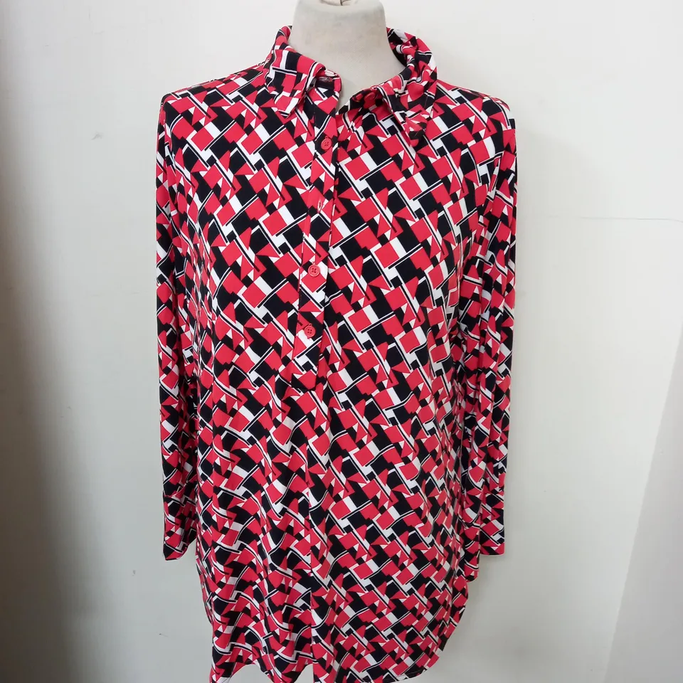APPROXIMATELY 20 ASSORTED WOMEN CLOTHING TO INCLUDE RUTH LANGFORD SHIRTS IN SIZES MEDIUM AND LARGE