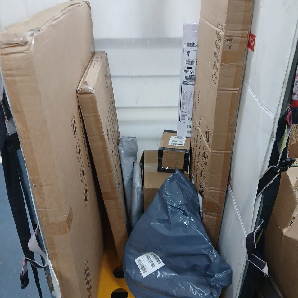 CAGE OF APPROXIMATELY 12 ASSORTED BROKEN ITEMS TO INCLUDE - SHOES, MIRRORS, AND A BODY CARE SET ETC. COLLECTION ONLY
