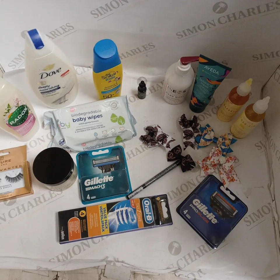 LOT OF APPROX 20 ASSORTED HEALTH AND BEAUTLY- FALSE LASHES, SHOWER GEL, HAIR PINS