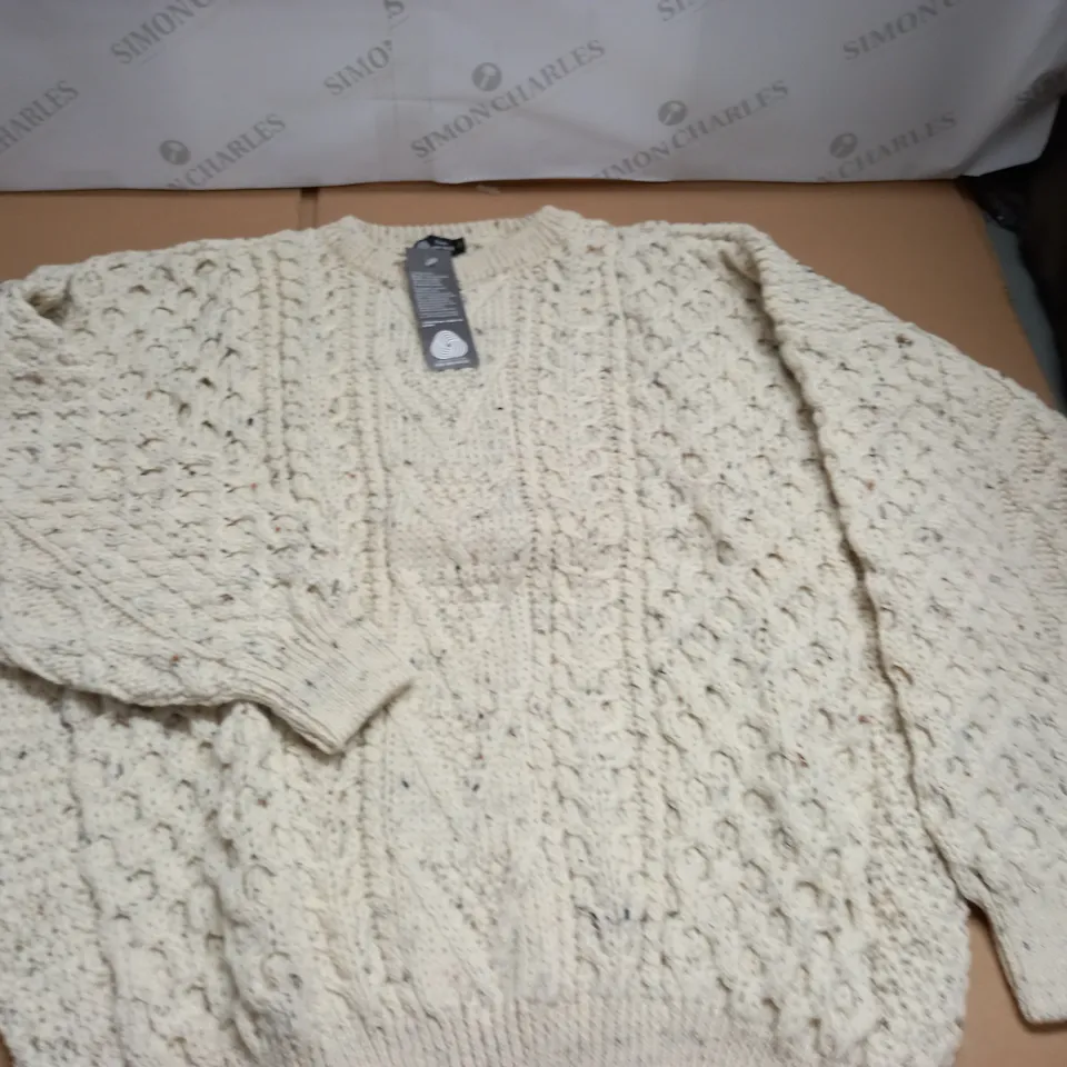 LOT OF 10 AS NEW PURE NEW WOOL KNITTED CREW JUMPERS IN ECRU - ALL M