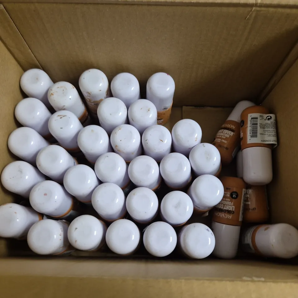 LOT OF APPROXIMATELY 40 REVLON COLOURSTAY LIGHT COVER 30ML FOUNDATIONS - 440 CARAMEL