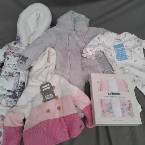 APPROXIMATELY 5 ASSORTED BABY CLOTHING ITEMS FROM 0-3MONTHS TO INCLUDE - NEWBORN SLEEPSUIT - 0-3M JACKET - 0-3M PRAMSUIT - ETC