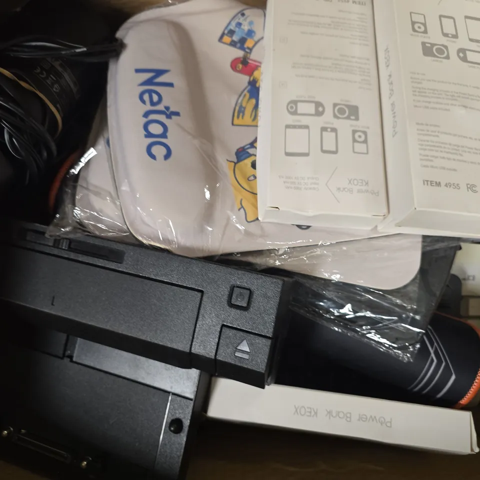 BOX OF APPROXIMATELY 15 ASSORTED ELECTRICAL ITEMS TO INCLUDE COMPUTER MICE, KEYBOARDS, POWER BANKS, ETC