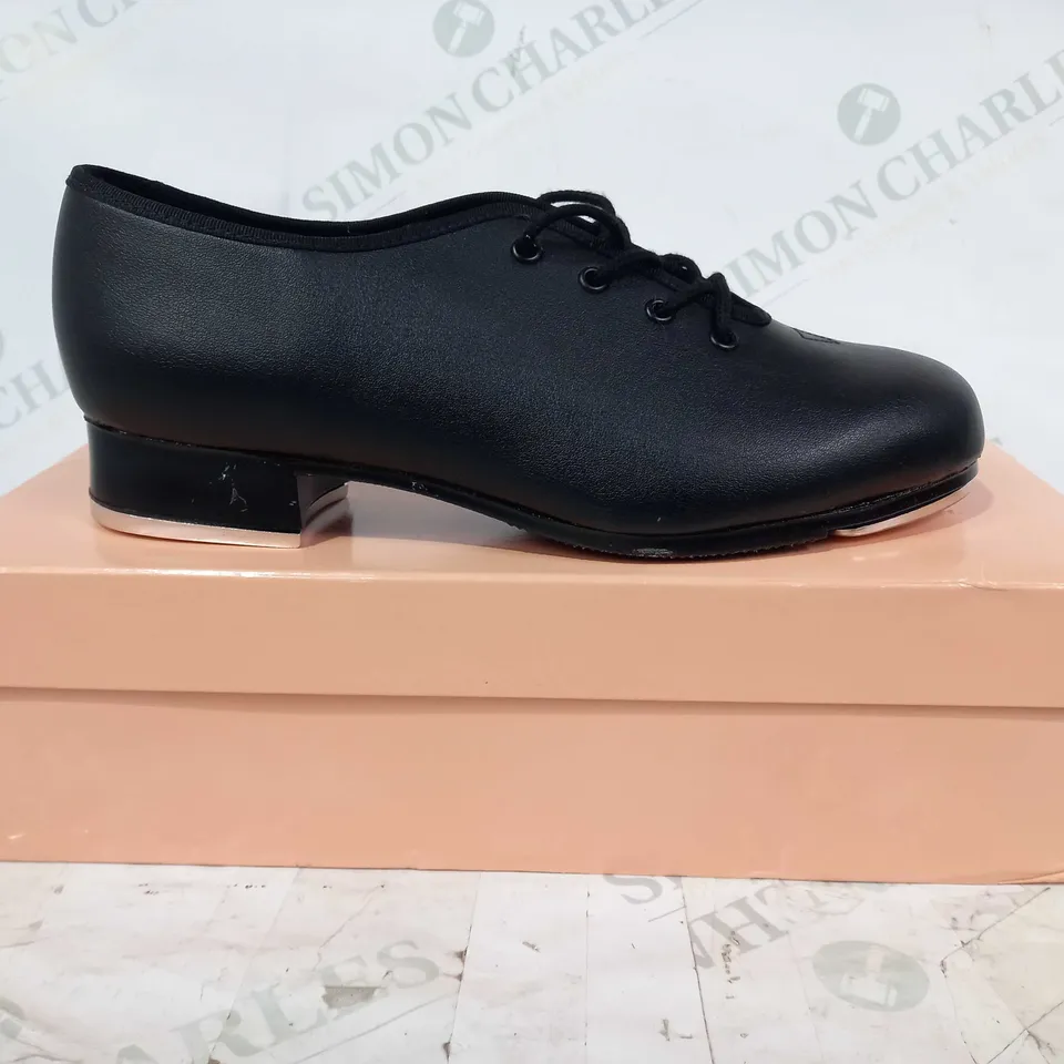BOXED PAIR OF BLOCK LACE UP STUDENT JAZZ TAP SHOES IN BLACK UK SIZE 3