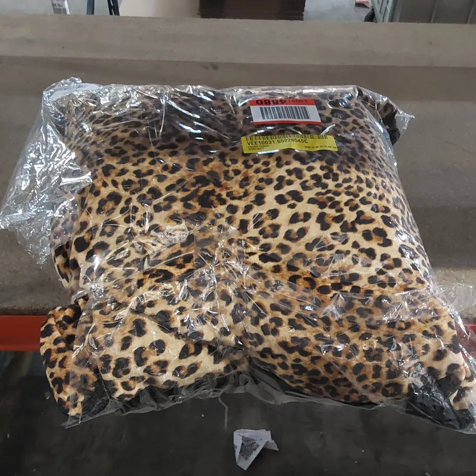 BAGGED LEOPARD CUSHION 