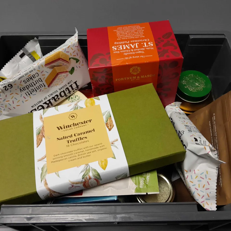 APPROXIMATELY 16 ASSORTED FOOD & DRINK ITEMS TO INCLUDE FORTNUM & MASON ST JAMES CHRISTMAS PUDDING, FITBAKES FUNFETII CAKES, BON BON'S TURKISH DELIGHT, ETC