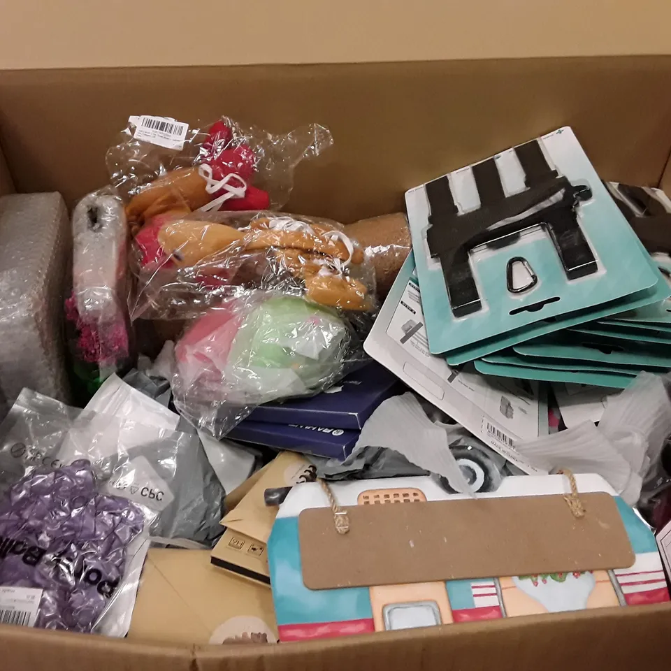 PALLET OF 6 BOXES CONTAINING ASSORTED PRODUCTS INCLUDING GIN MAKERS KIT, WINTER GLOVES, JEWELRY BOX, CLEAR BAUBLES, CHRISTMAS WREATH, COCO LINER 