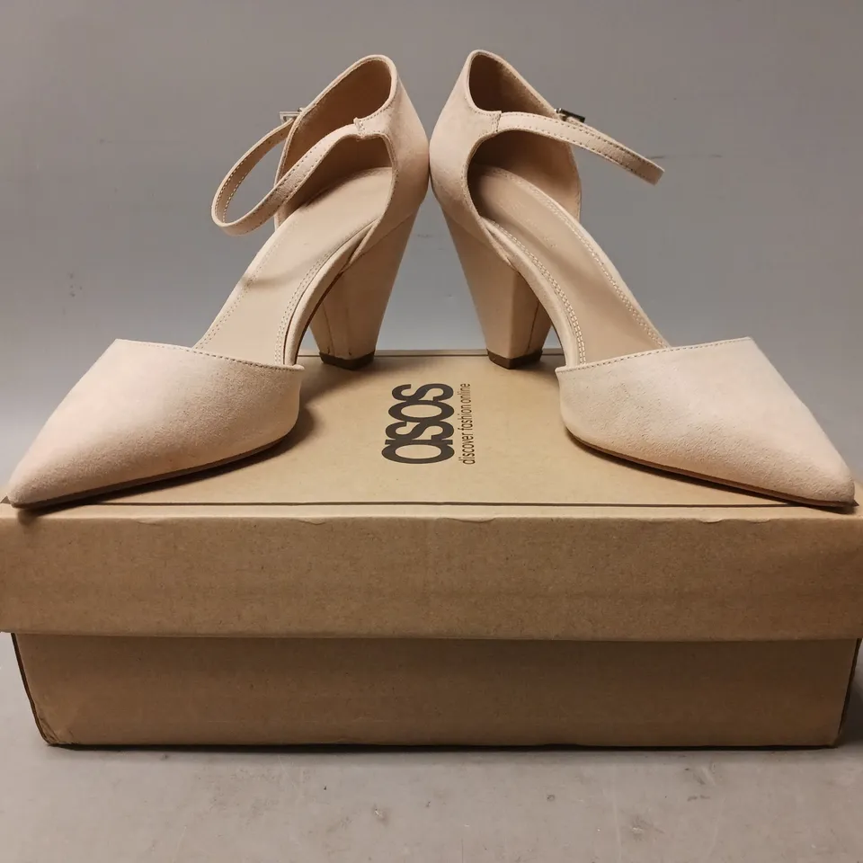 BOXED PAIR OF ASOS POINTED TOE HEELED SHOES IN BEIGE SIZE 6