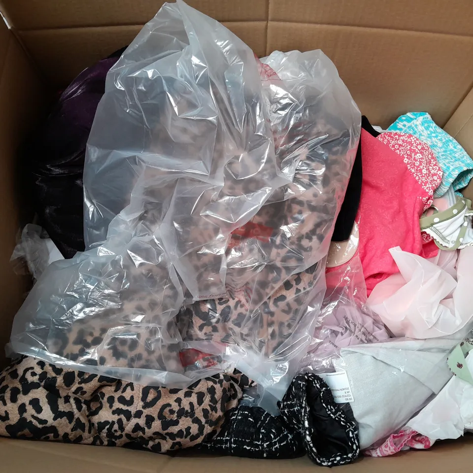 BOX OF APPROXIMATELY 15 ASSORTED ITEMS TO INCLUDE - DRESSES , JUMPERS , AND  T-SHIRTS ETC