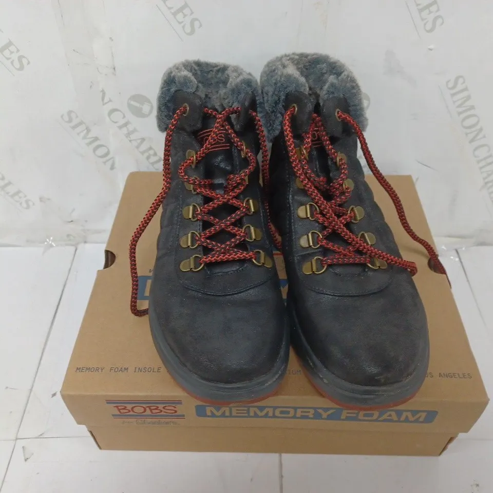 BOXED PAIR OF SKECHERS BOBS SKIPPER WAVE DIAMOND QUILTS BOOTS IN BLACK SIZE 5
