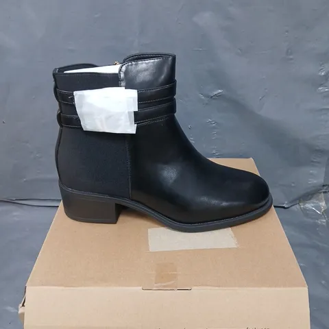 BOXED PAIR OF EVERYDAY BLACK HEEL BOOTS IN BLACK - 7