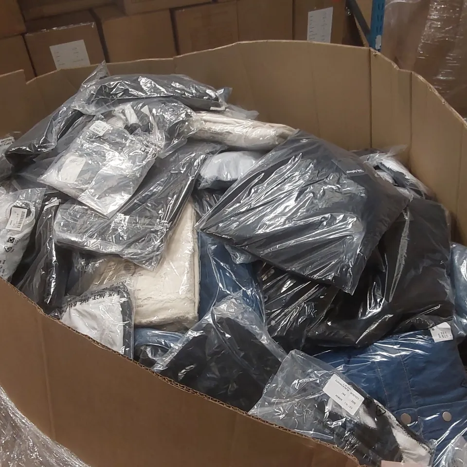 PALLET CONTAINING APPROXIMATELY 500x BRAND NEW ASSORTED DESIGNER CLOTHING ITEMS