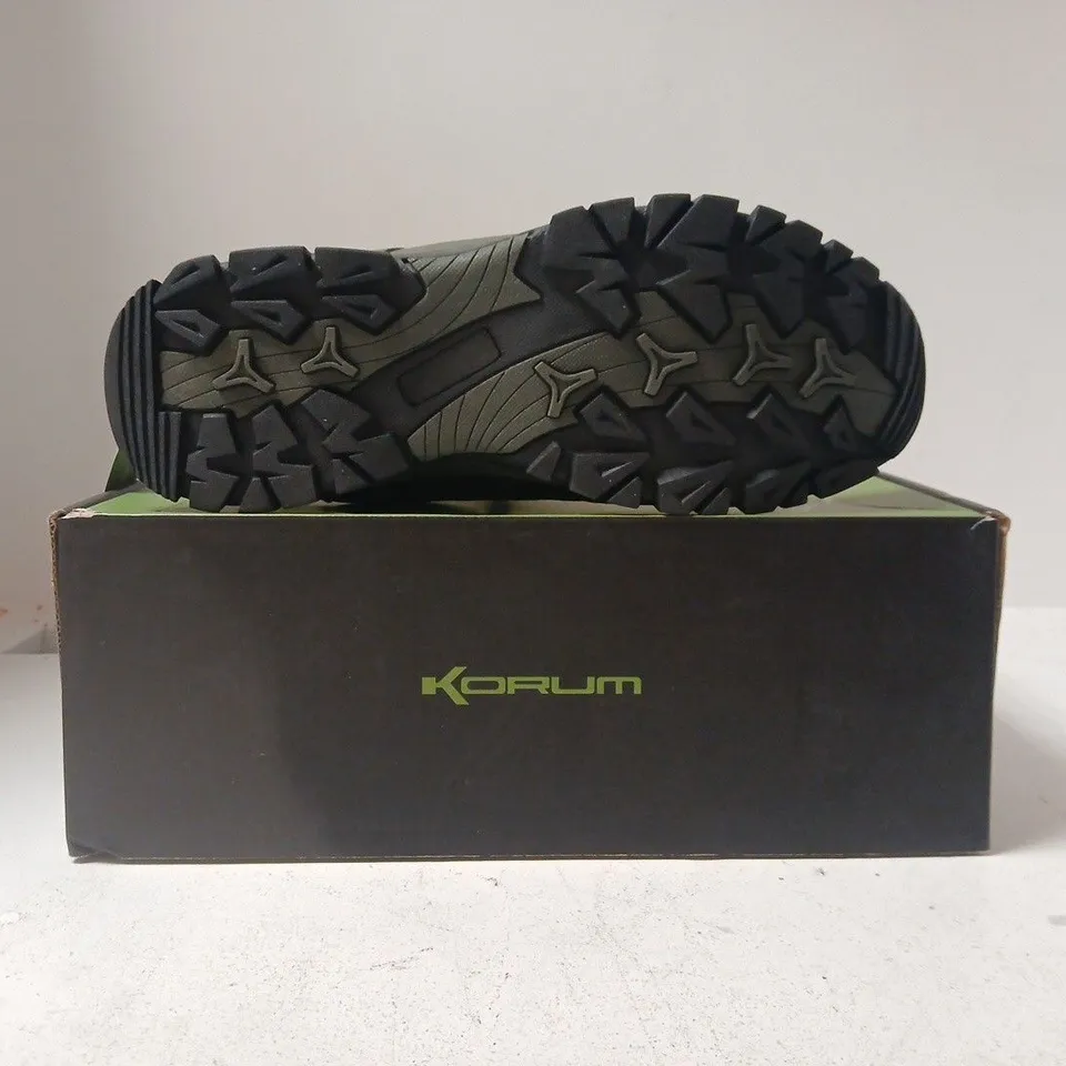 BOXED PAIR OF KORUM SUPERSEAL WALKING SHOES IN GREEN/BLACK SIZE UK 10