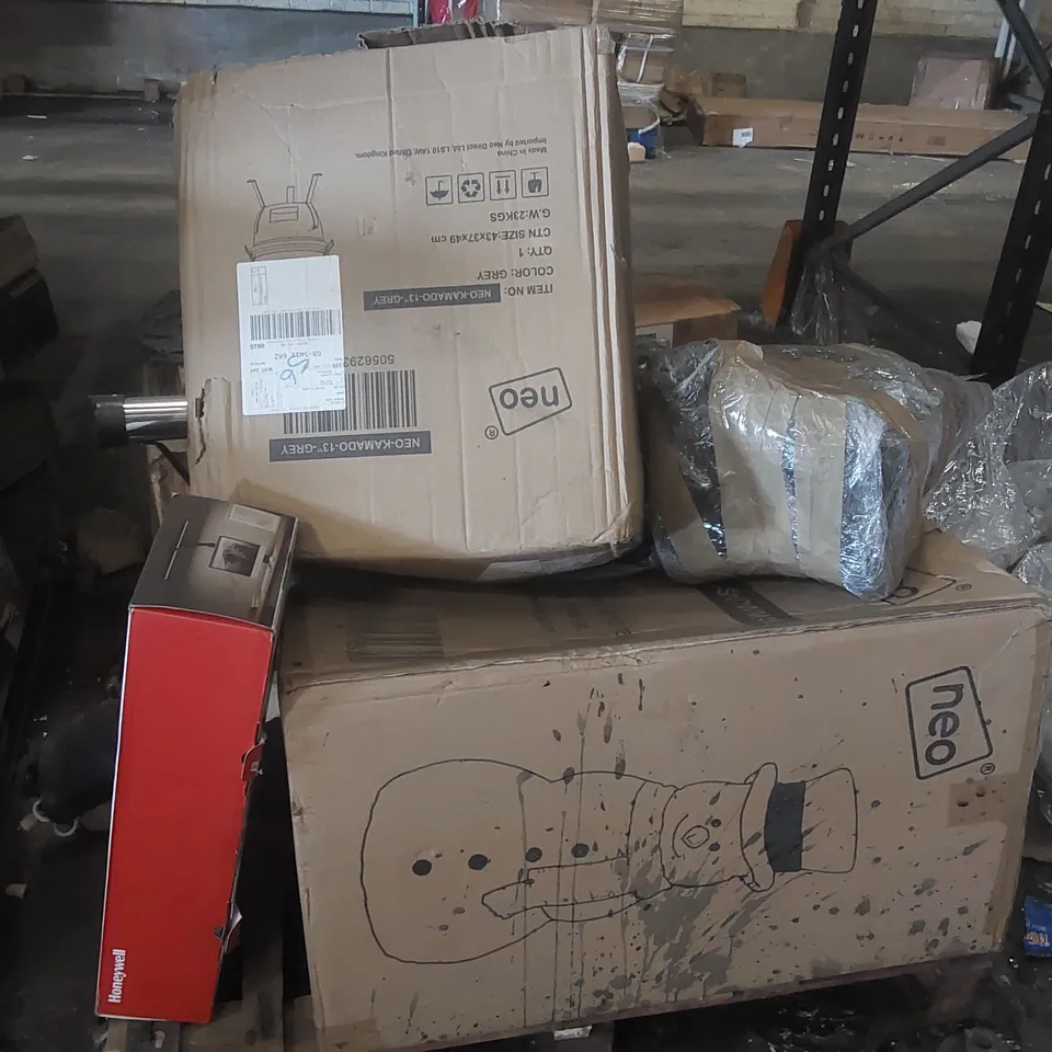 PALLET CONTAINING ASSORTED ITEMS INCLUDING: BBQ, TELESCOPIC LADDER, SNOWMAN DECORATION ECT