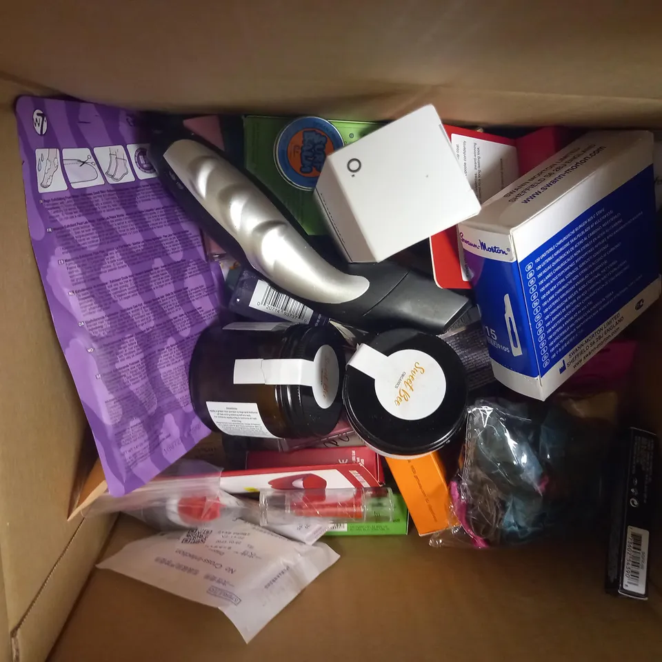 BOX OF APPROXIMATELY 20 ASSORTED COSMETIC ITEMS TO INCLUDE THE ORDINARY BLEMISH FORMULA, MAGNESIUM BUTTER, CLINIQUE MAKEUP REMOVER ETC