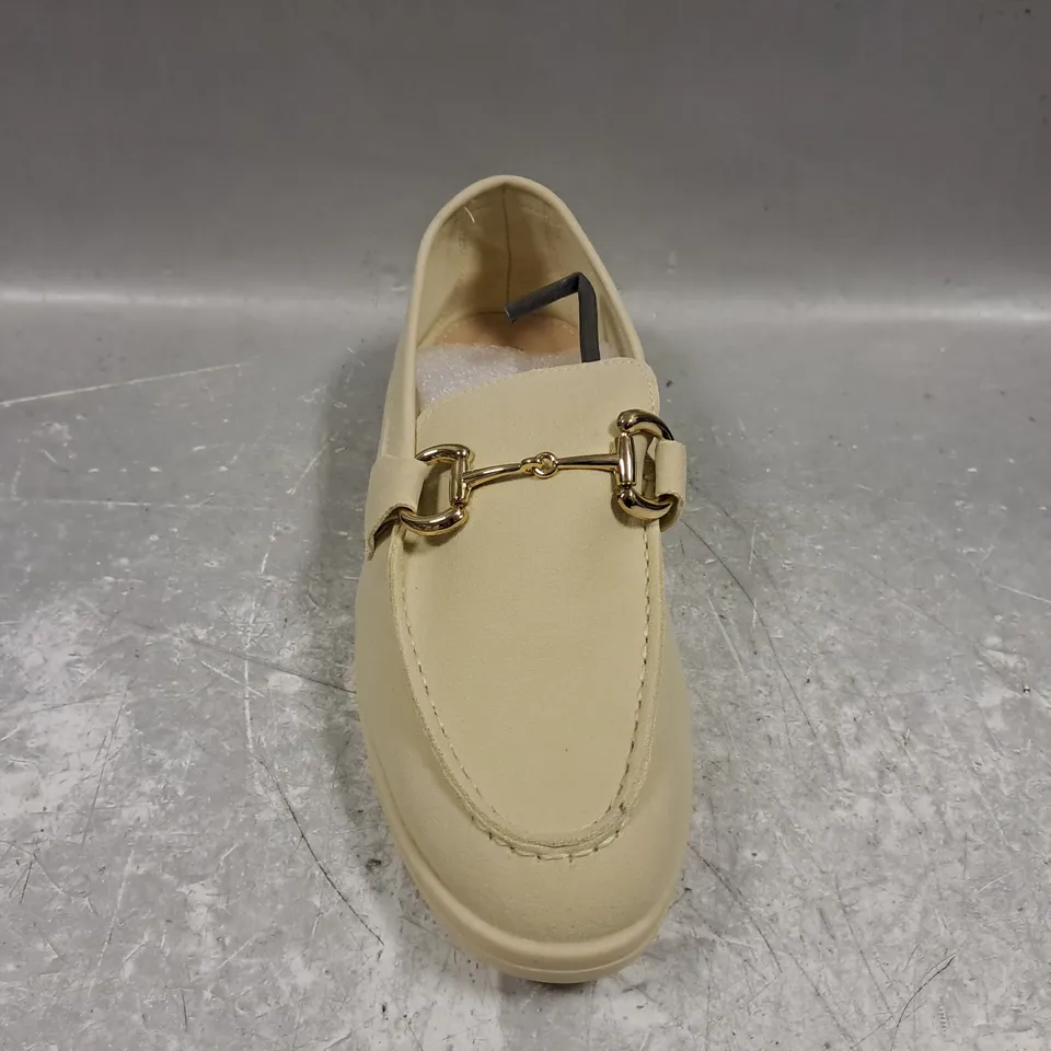 BOXED PAIR OF UNBRANDED LOAFERS IN BEIGE W. GOLD EFFECT DETAIL EU SIZE 38